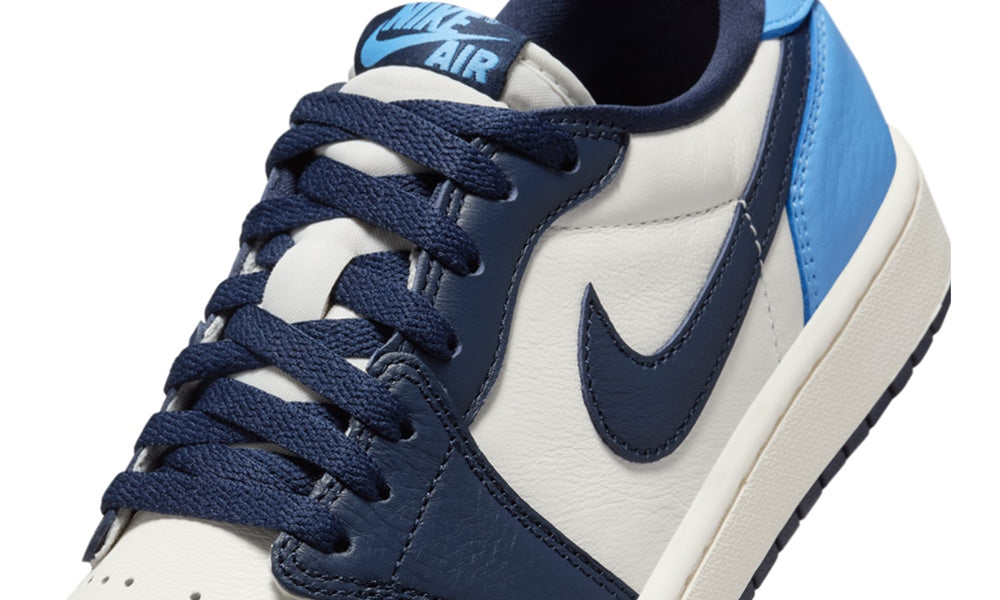 Detaliu limbă și Swoosh Jordan 1 Low OG Obsidian UNC