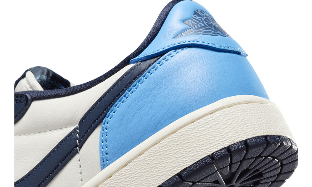 Detaliu călcâi Jordan 1 Low OG Obsidian UNC