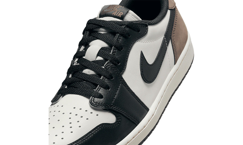 Detaliu limbă Jordan 1 Retro Low OG Mocha