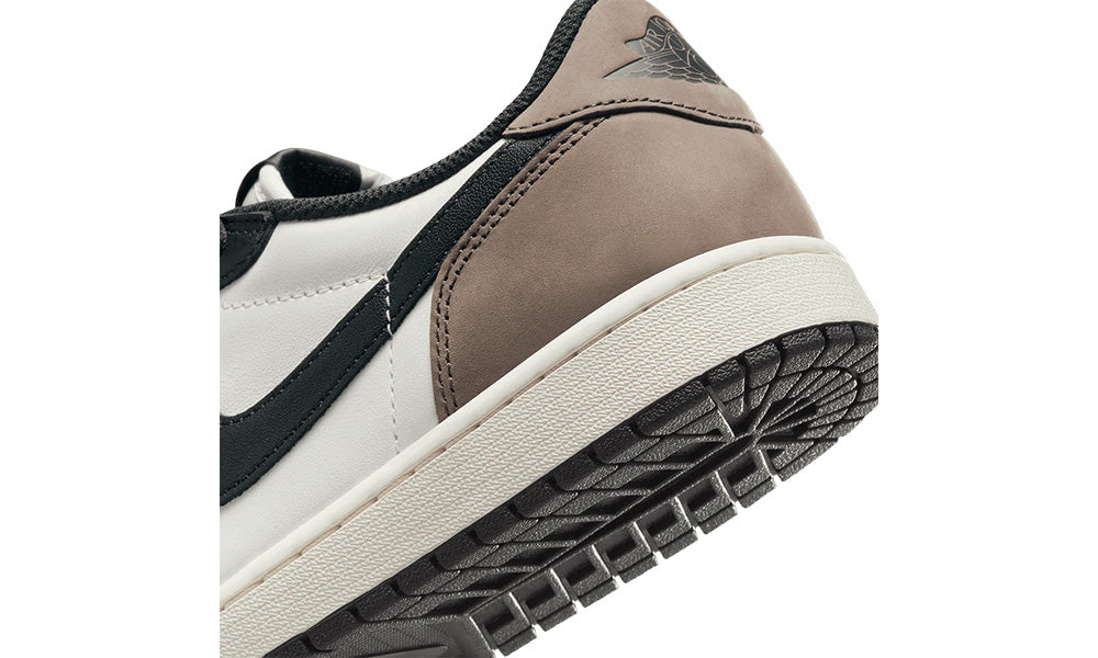 Detaliu călcâi Jordan 1 Retro Low OG Mocha
