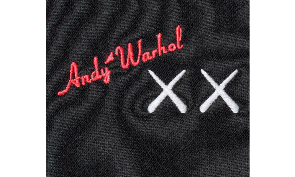 Detaliu spate XX bluză neagră Uniqlo KAWS + Warhol