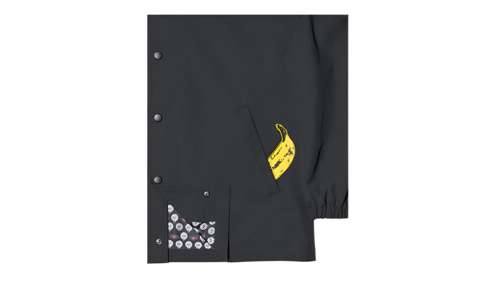 Detaliu banana buzunar jacheta neagra uniqlo kaws warhol