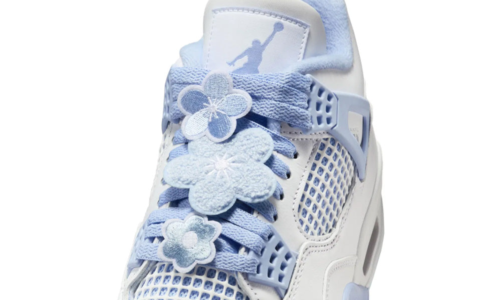 Detaliu patch Jordan 4 Retro Aluminium Forget Me Not