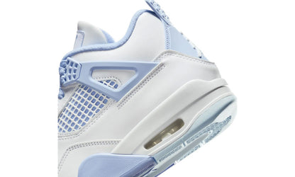 Detaliu lateral Jordan 4 Retro Aluminium Forget Me Not